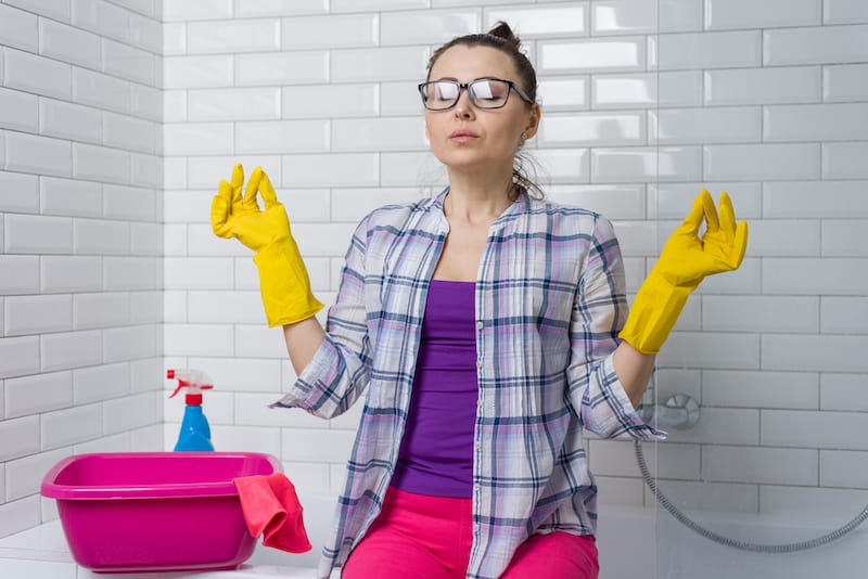 Vinegar cleaning hack- to clean bathroom