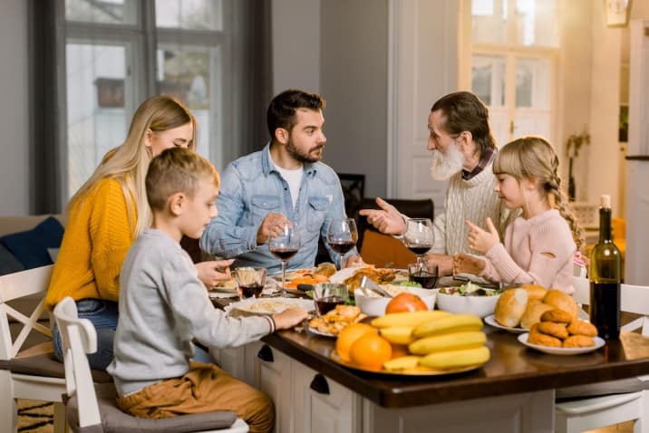 a family meal including kids-list of basic good manners for kids