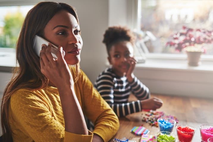 a girl waiting for her mom to finish talking on the phone-list of basic good manners for kids