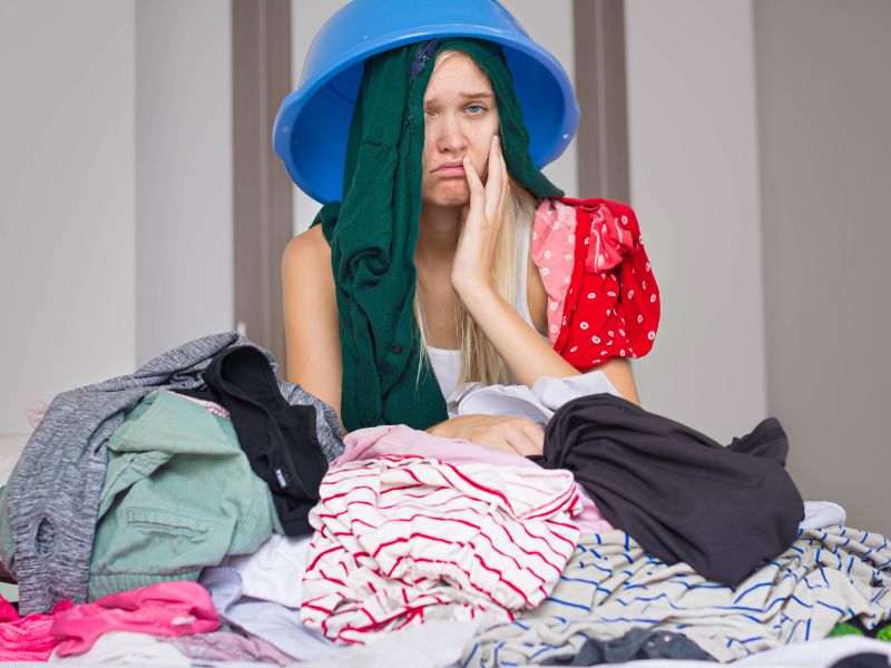 signs of a lazy mother - not doing household chores and end up in a clutter